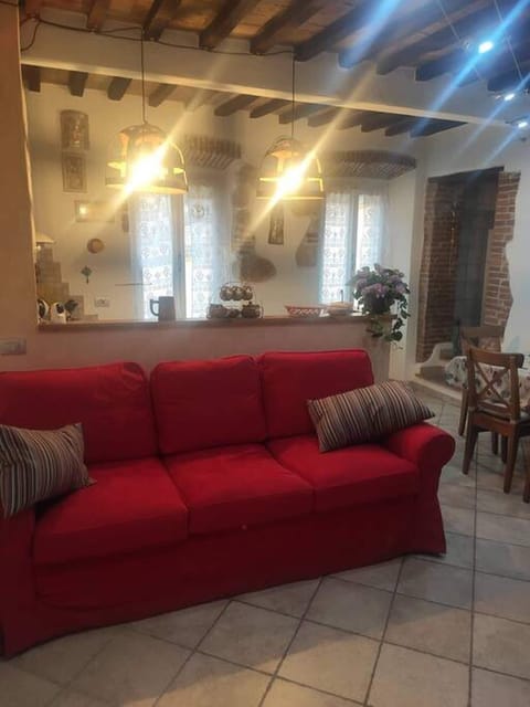 Apartment, 2 Bedrooms, Balcony, Garden View | Living room | Books