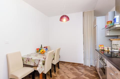 Apartment (Ana Apartment - One Bedroom Apartment) | Dining room