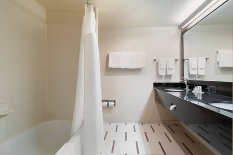 Combined shower/tub, eco-friendly toiletries, hair dryer, towels