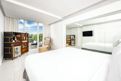 Room, 1 King Bed (Terrace Pool View) | Premium bedding, down comforters, pillowtop beds, minibar