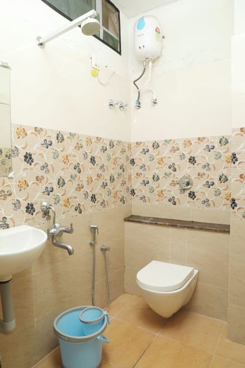 Family Room | Bathroom | Shower, rainfall showerhead, bidet, towels