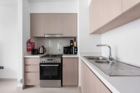 Comfort Apartment, 2 Bedrooms, Non Smoking, City View | Private kitchen | Full-size fridge, microwave, oven, stovetop