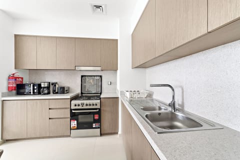 Comfort Apartment, 2 Bedrooms, Non Smoking, City View | Private kitchen | Full-size fridge, microwave, oven, stovetop