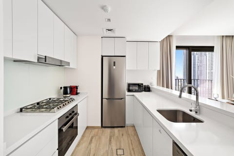 Full-size fridge, microwave, oven, stovetop