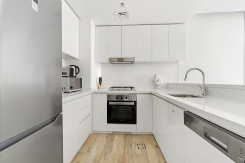 Deluxe Apartment, City View | Private kitchen | Full-size fridge, microwave, oven, stovetop