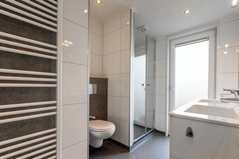 Deluxe Bungalow, Non Smoking, Patio (Schaelsbergerbosch - Fireplace) | Bathroom | Shower