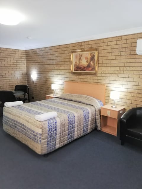 Deluxe Room, 1 Queen Bed (Ground Floor) | Desk, iron/ironing board, free WiFi, bed sheets