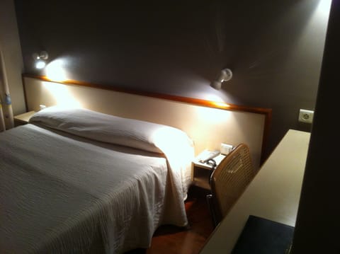 Single Room | Desk, blackout drapes, soundproofing, iron/ironing board