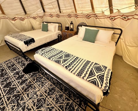 Luxury Glamping Tipi- 2 Queen Beds , Non-smoking, Mountain View | Living area