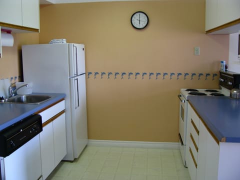 Suite, 1 Bedroom | Private kitchen | Mini-fridge, microwave, coffee/tea maker, toaster