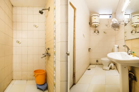 Deluxe Room | Bathroom | Shower, rainfall showerhead, free toiletries, towels