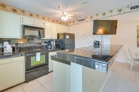 Apartment (2 Bedrooms) | Private kitchen | Microwave, oven, stovetop, dishwasher