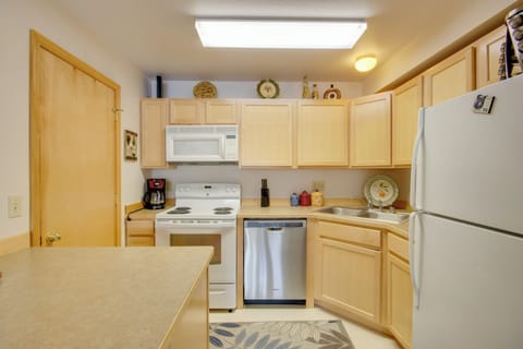 Apartment (2 Bedrooms) | Private kitchen | Microwave, oven, stovetop, dishwasher