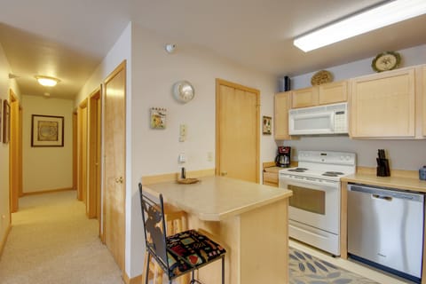 Apartment (2 Bedrooms) | Private kitchen | Microwave, oven, stovetop, dishwasher