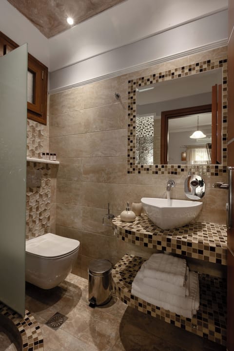 Superior Studio | Bathroom | Combined shower/tub, hair dryer, slippers, towels