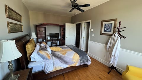 Classic Room, 1 Queen Bed, Private Bathroom | 1 bedroom, premium bedding, individually decorated, desk