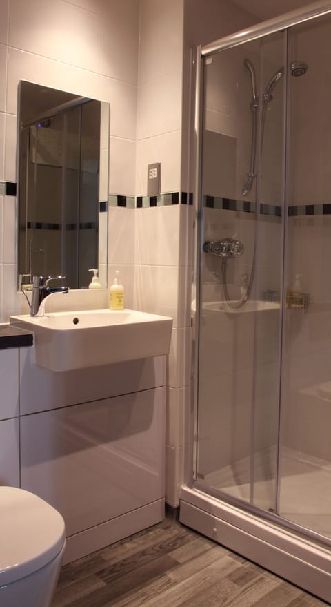 Double Room | Bathroom | Shower, free toiletries, hair dryer, towels