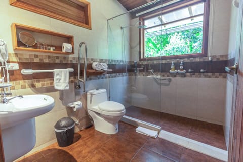 Cabin, Garden View | Bathroom | Shower, hair dryer, towels, soap