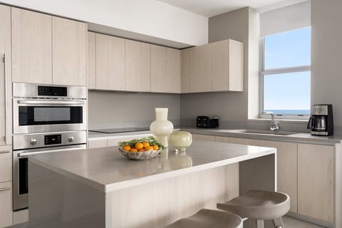 Condo, 1 King Bed with Sofa bed, City View | Private kitchen