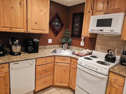 Condo, 1 Queen Bed, Fireplace, Mountain View | Private kitchen | Coffee/tea maker