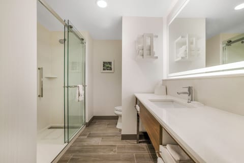 Combined shower/tub, towels