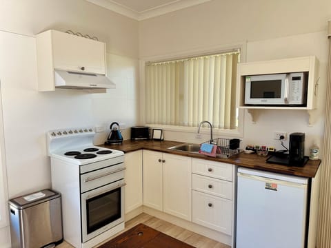 Corymbosum Cottage | Private kitchen | Fridge, microwave, toaster, cookware/dishes/utensils