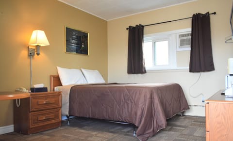 Standard Room, 1 Queen Bed | Desk, free WiFi, bed sheets