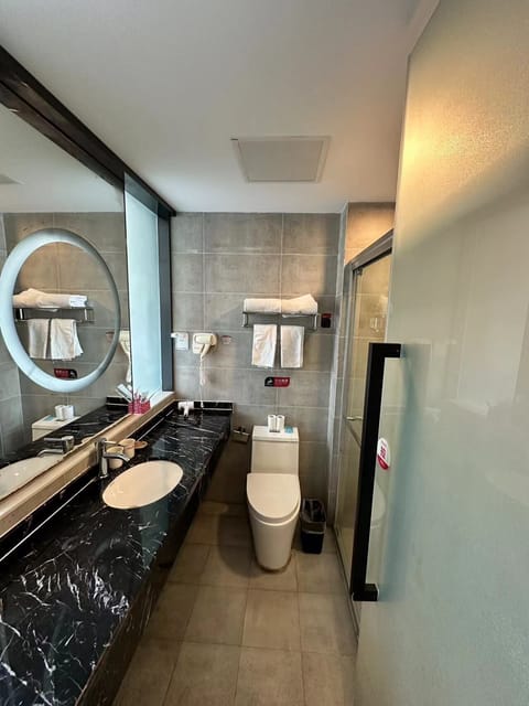 Economy Twin Room | Bathroom | Shower, rainfall showerhead, hair dryer, towels