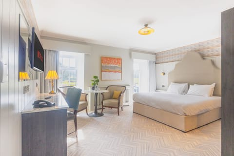 Superior Room, 1 King Bed | Desk, iron/ironing board, free WiFi, bed sheets