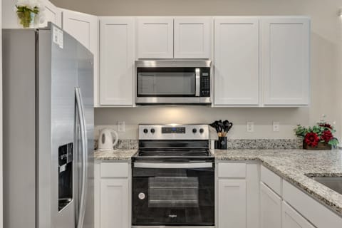 Townhome, 3 Bedrooms | Private kitchen | Fridge, oven, coffee/tea maker