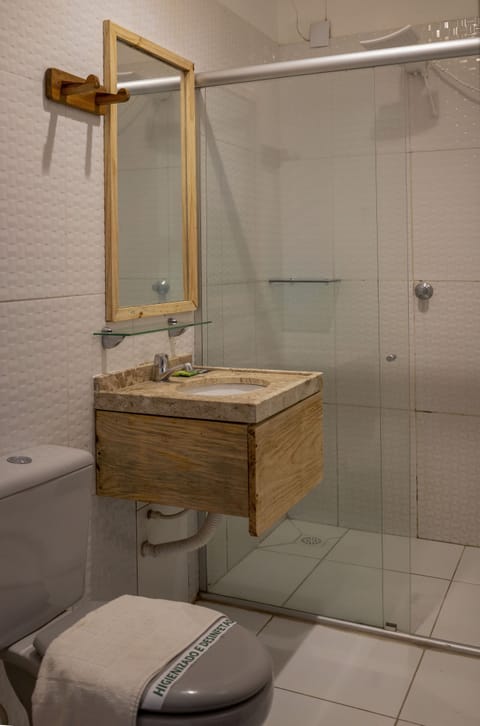 Standard Twin Room | Bathroom | Shower, rainfall showerhead, hair dryer, towels