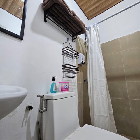 Classic Room, 1 Double Bed with Sofa bed | Bathroom | Shower, free toiletries, hair dryer, bidet