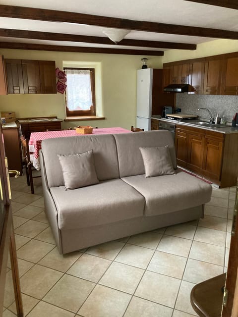 House, 2 Bedrooms, Smoking, Balcony | Living room