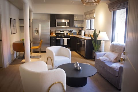 Deluxe Suite | Living area