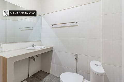 Deluxe Double Room | Bathroom | Shower, towels, soap, shampoo