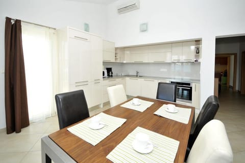 Apartment (Two Bedroom Apartment with Sea View B) | Dining room