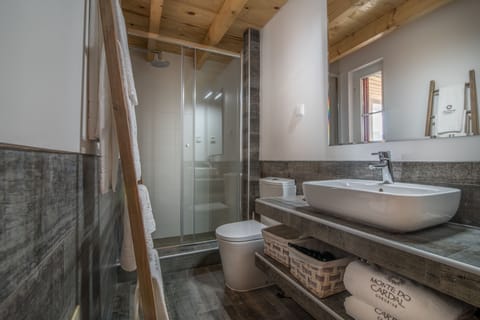 Cottage, Mezzanine | Bathroom | Shower, free toiletries, hair dryer, bathrobes