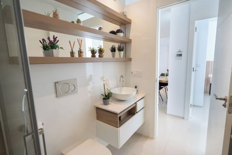 Exclusive Penthouse | Bathroom | Shower, free toiletries, hair dryer, heated floors