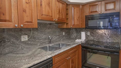 Condo (Ski In, Ski Out 1 Bedroom at the Eagl) | Private kitchen