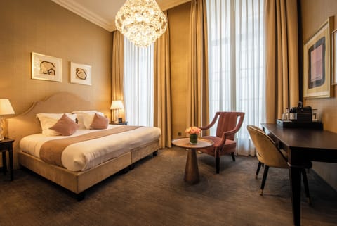 Luxury Suite | Hypo-allergenic bedding, pillowtop beds, minibar, in-room safe