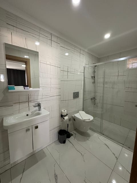 Comfort Loft | Bathroom | Shower, rainfall showerhead, hair dryer, towels