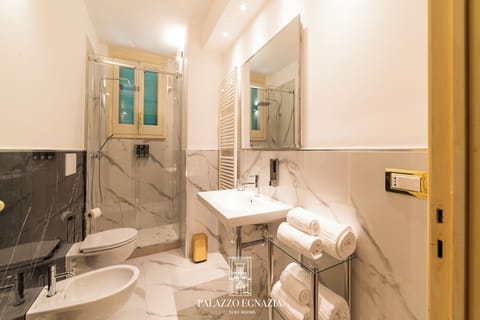 Suite | Bathroom | Shower, rainfall showerhead, hair dryer, bidet