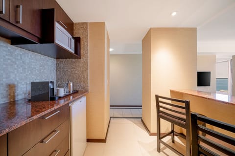 Family Suite, 1 Bedroom, Non Smoking | Minibar, in-room safe, desk, iron/ironing board