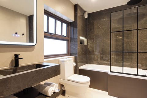 Deluxe Double Room, Ensuite | Bathroom | Designer toiletries, hair dryer, towels, soap