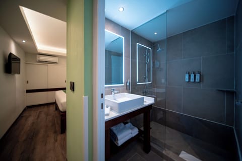 Signature Suite | Bathroom | Shower, hair dryer, towels