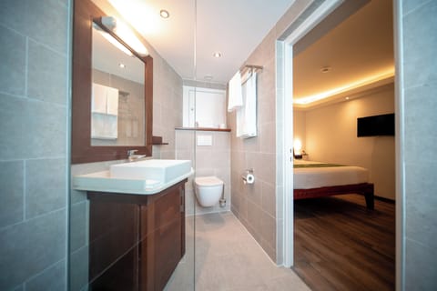 Standard Suite | Bathroom | Shower, hair dryer, towels