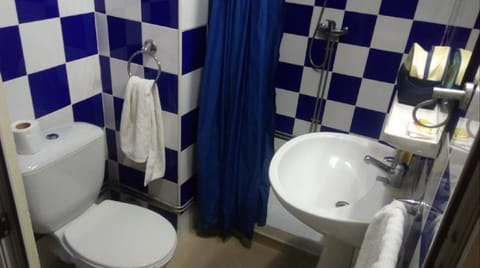 Double Room | Bathroom | Shower, free toiletries, hair dryer, towels