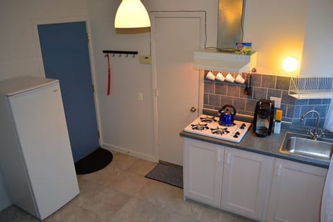 Business Studio | Private kitchenette | Full-size fridge, microwave, stovetop, coffee/tea maker