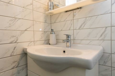 Apartment (Apartments Villa Mare - Two Bedroom A) | Bathroom | Shower, towels