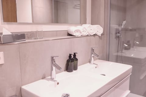 Deluxe Double Room | Bathroom | Shower, towels